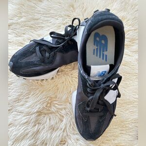 New Balance 327 Athletic Shoe - Moonbeam Black. Size 9